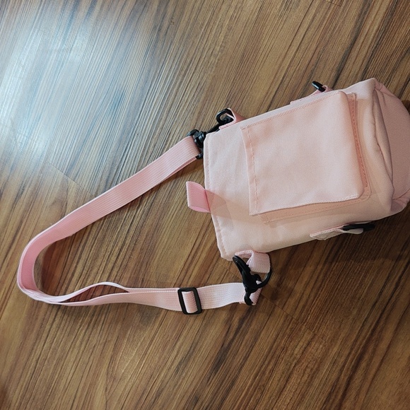 Amazon Light Pink Gym Water bottle Bag With Magnets - Picture 3 of 3